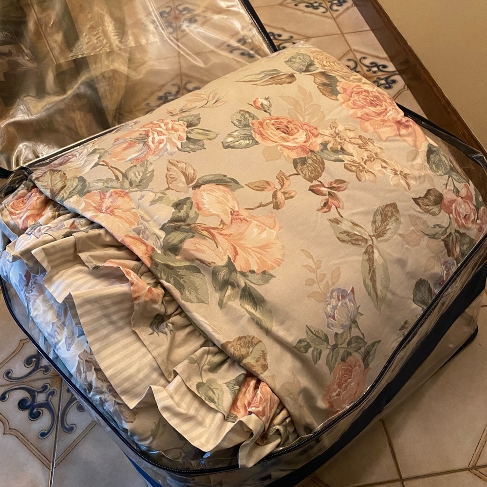 Comforter w/ruffle